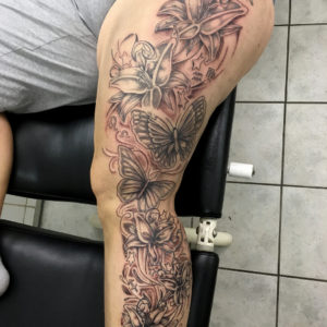 Tätowierung, Lilien, Schmetterlinge, butterfly, Japan, Tattoo, Haut und Tinte, Beintattoo, Legtattoo, black&white tattoo, Wolfsburg