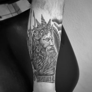 Tätowierung, Mythologie, Neptun, Tattoo, Haut und Tinte, Dreizack, Wadentattoo, black&white tattoo, Wolfsburg