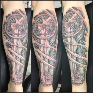 Tätowierung, Mechanik, Kettenschaltung, Fahrrad, Tattoo, Haut und Tinte, Rückentattoo, Wadentattoo, black&white tattoo, Wolfsburg